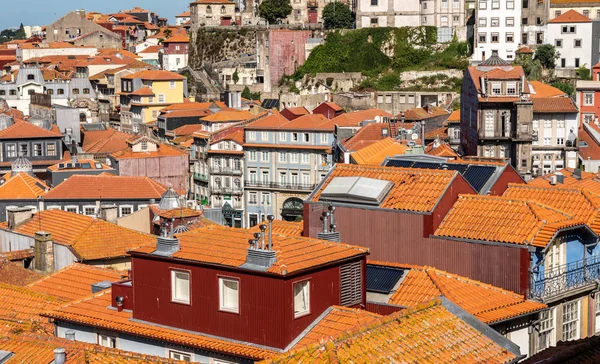 Detalhe de casas e apartamentos antigos lotados no centro do Porto — Fotografia de Stock