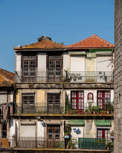 Detalj av gamla hem och lägenheter i centrala Porto — Stockfoto