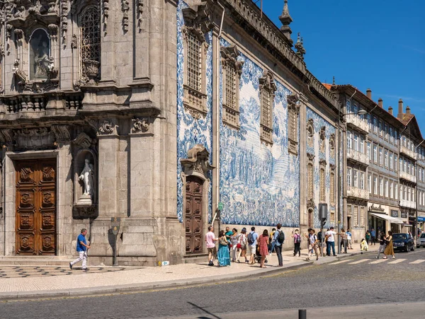 Turisté navštíví dvojitý kostel Carmo a Carmelites v portu — Stock fotografie