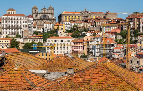 Detalhe de casas e apartamentos antigos lotados no centro do Porto — Fotografia de Stock