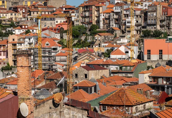 Részlet a zsúfolt régi lakások és apartmanok a belvárosban Porto — Stock Fotó