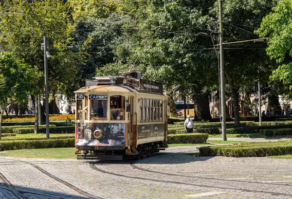 Trolley nadert de kerk van Carmo en de wijk in Porto — Stockfoto