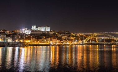 Katedral ve Bishops Sarayı ile Portekiz'de Porto Gece şehir silueti