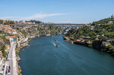 Porto'daki üst kısım çelik köprüden Douro Nehri'ne doğru görüş