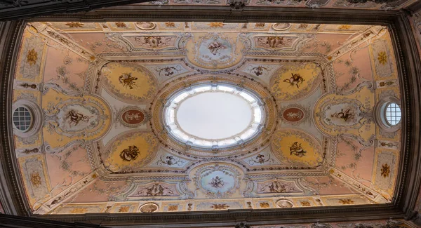 Bishops Palace Porto ana merdiven üzerinde boyalı tavan görünümü — Stok fotoğraf