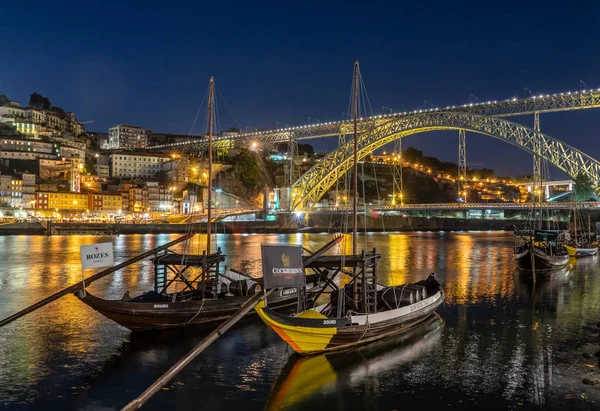 Лодки Rabelo Порту в Португалии с кафедральным собором и Епископским дворцом — стоковое фото