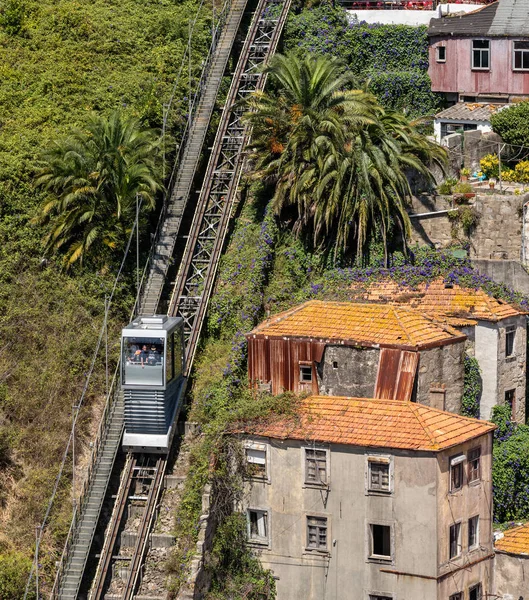 Uitzicht op de oude woningen per kabelspoorweg vanaf de stalen brug in Porto — Stockfoto