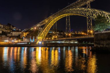 Portekiz 'de Ponte Luis I köprüsü ile Porto şehrinin gökyüzü.