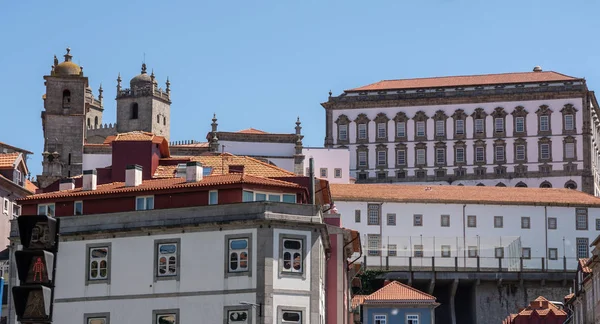 Vista do centro da cidade para a Catedral e o Palácio Episcopal do Porto — Fotografia de Stock