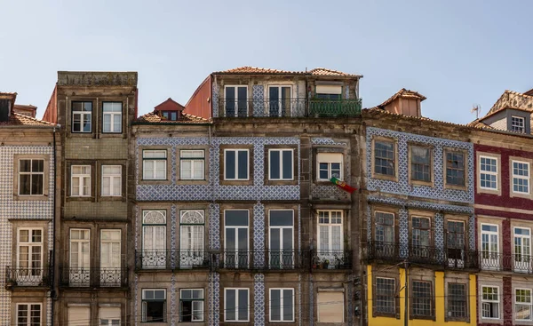 Detalj av gamla hem och lägenheter i centrala Porto — Stockfoto