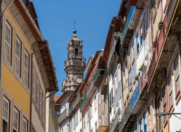 Vista ao longo da rua para Torres dos Clerigos no Porto — Fotografia de Stock