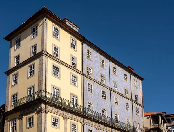 Detalhe de casas e apartamentos antigos no centro do Porto — Fotografia de Stock