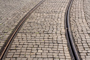 Porto granit parke taşı yolda ayarlanmış çelik raylar