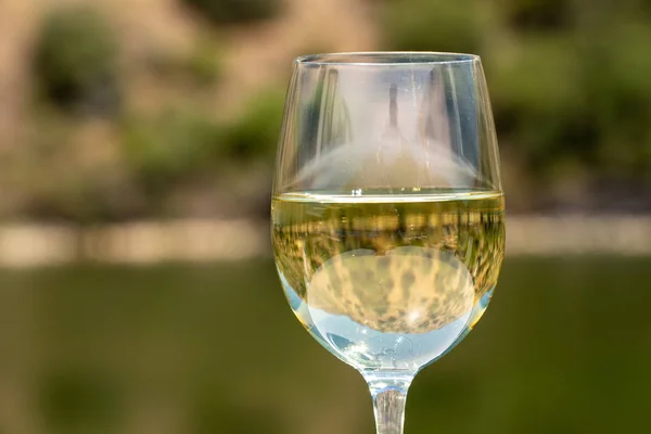 Verre de vin blanc sur un bateau de croisière sur le fleuve Douro au Portugal — Photo