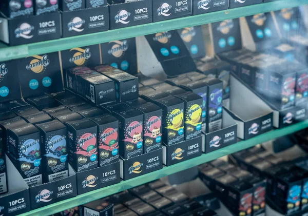 Weerspiegeling van vele merken nicotine voor e-sigaretten in Londen — Stockfoto