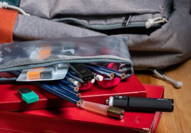 Juulpods ve kalem çantasının içinde gizli dispenseri