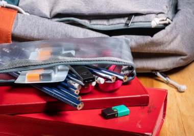 Juulpods ve kalem çantasının içinde gizli dispenseri