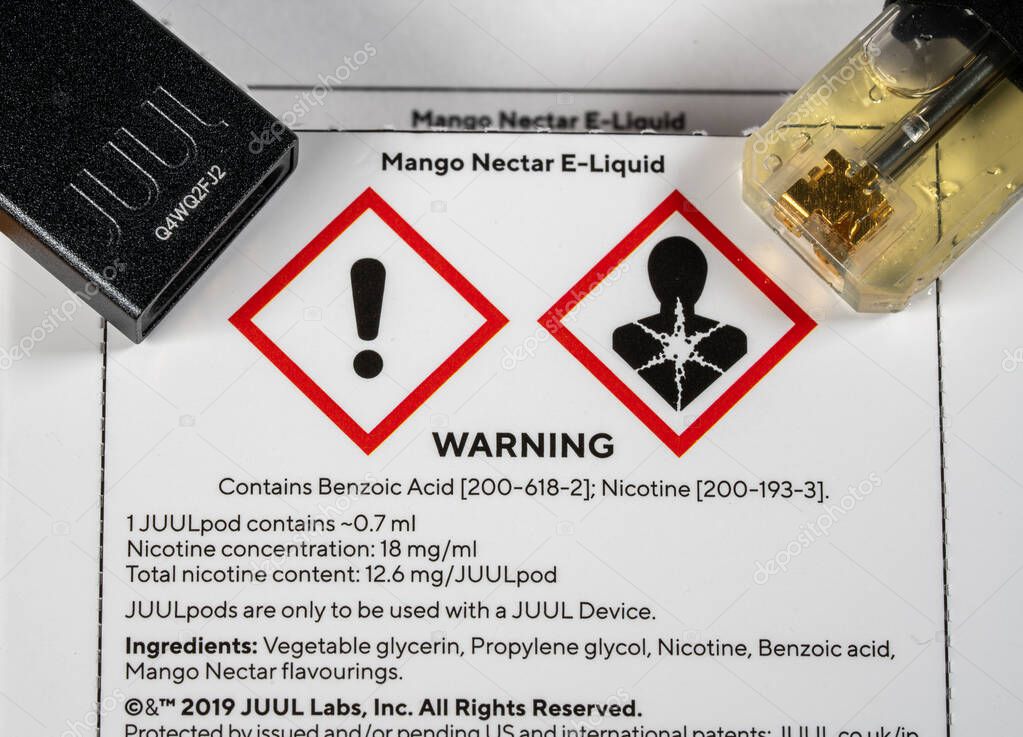 Caja que contiene dispensador de nicotina JUUL con sabor a mango y