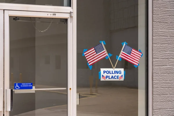 Entrada para um local de votação para as eleições estaduais primárias no centro comercial antigo — Fotografia de Stock