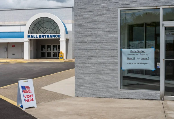 Entrance to a polling place for primary state elections in old Mall