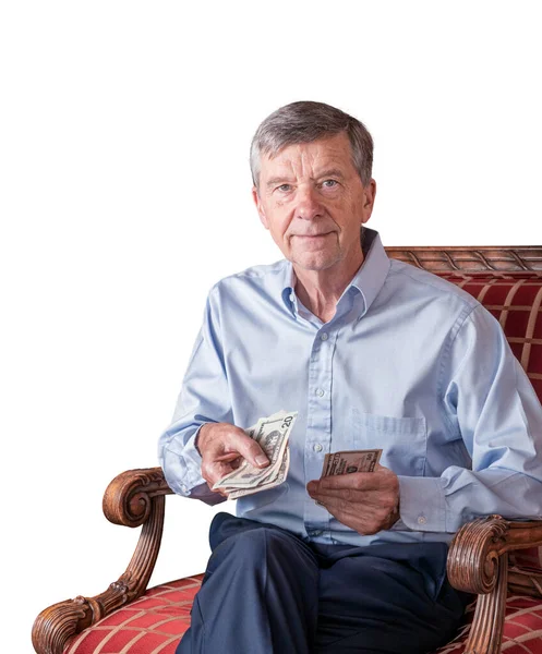 Senior man inför kameran och räkna ut amerikanska dollarsedlar som om dela ut till tittaren — Stockfoto