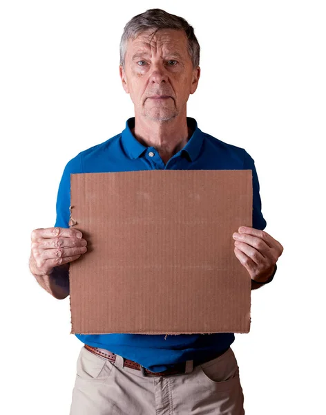 Idősebb férfi egy üres kartontáblával, szomorú arckifejezéssel, elszigetelve a fehértől. — Stock Fotó