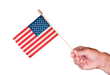 Beyazlara karşı izole edilmiş küçük bir Amerikan bayrağı tutan kıdemli bir adam.