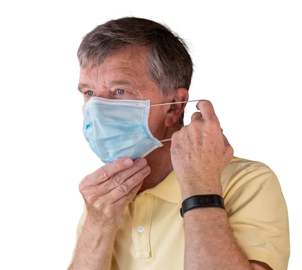 Bărbatul în vârstă ajustând masca feței și arătând foarte îngrijorat de epidemie — Fotografie, imagine de stoc
