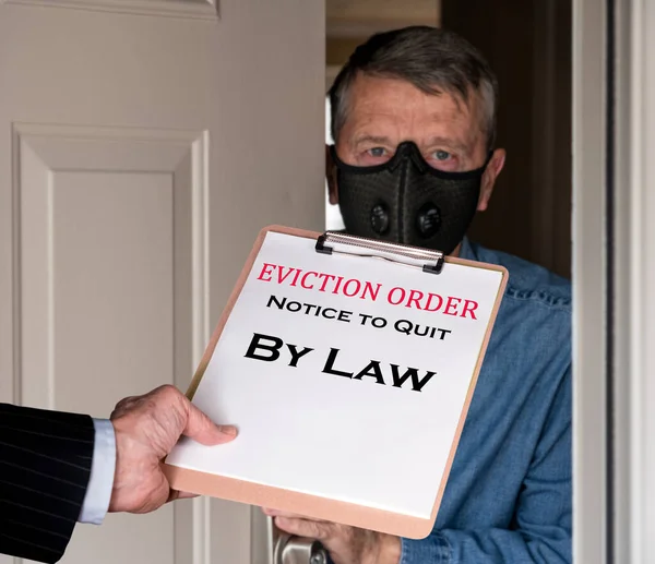 Man in suit giving eviction notice to renter or tenant of home — Stock Photo, Image