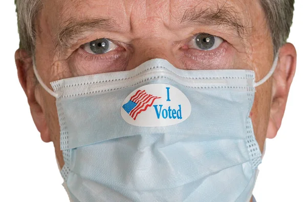 Am votat autocolant de hârtie pe masca de față a omului pe fundal alb — Fotografie, imagine de stoc