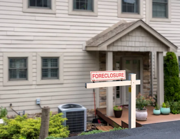 Mockup of foreclosure sign in front of modern townhome due to recession and pandemic — Stock Photo, Image