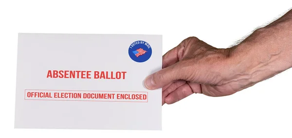 Voto ausente o voto por sobre de correo entregado por mano caucásica mayor — Foto de Stock