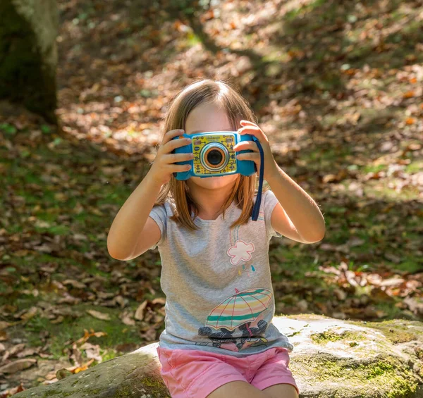 Klein peuter meisje het nemen van een foto met behulp van Vtech camera — Stockfoto