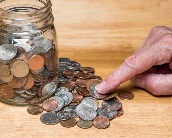 Loose USA zmienić z mieszanych monet na drewnianym stole ze słoikiem oszczędności — Zdjęcie stockowe