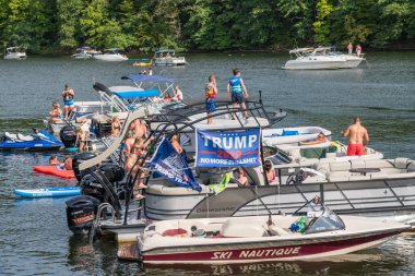 2020 İşçi Bayramı 'nda Morgantown yakınlarındaki Hileci Gölü' nde Trump destekçileri partisi