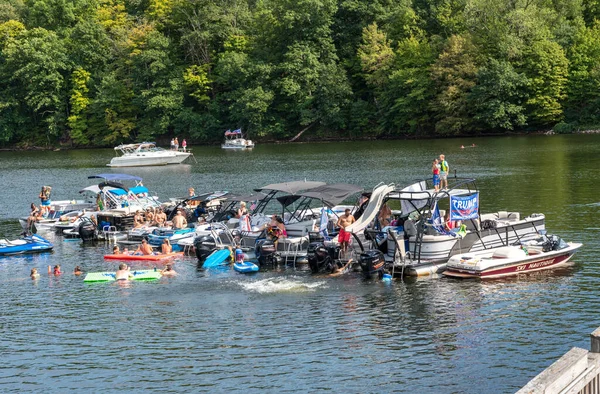 Impreza kibiców Trumpa nad jeziorem Cheat niedaleko Morgantown w Dniu Pracy 2020 — Zdjęcie stockowe