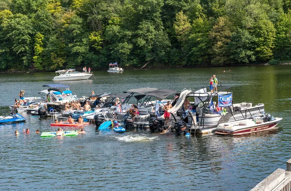 Partido partidarios de Trump en Cheat Lake cerca de Morgantown en el Día del Trabajo 2020 —  Fotos de Stock