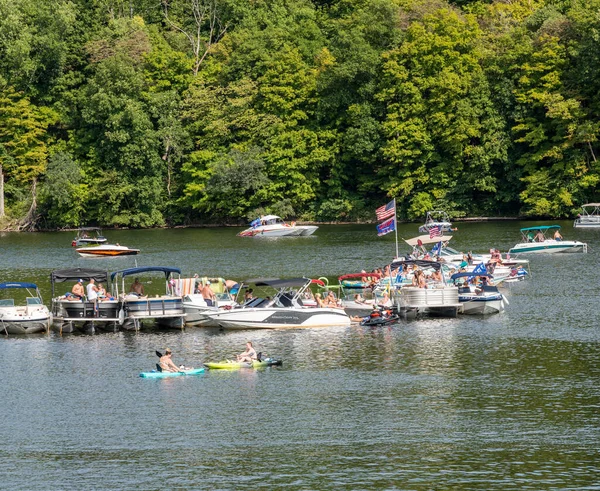 Partido partidarios de Trump en Cheat Lake cerca de Morgantown en el Día del Trabajo 2020 —  Fotos de Stock
