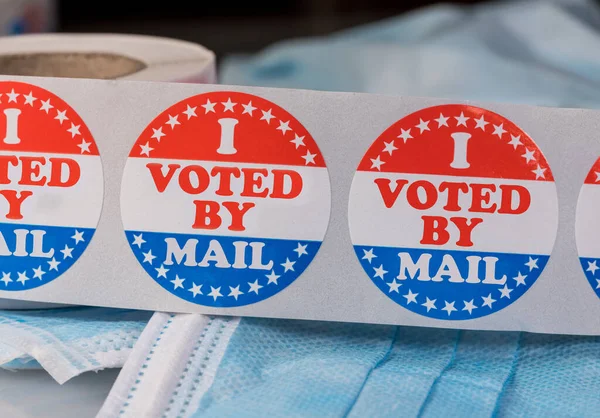I Votado pelo adesivo de papel de correio na máscara médica para ilustrar a votação por correio na eleição — Fotografia de Stock