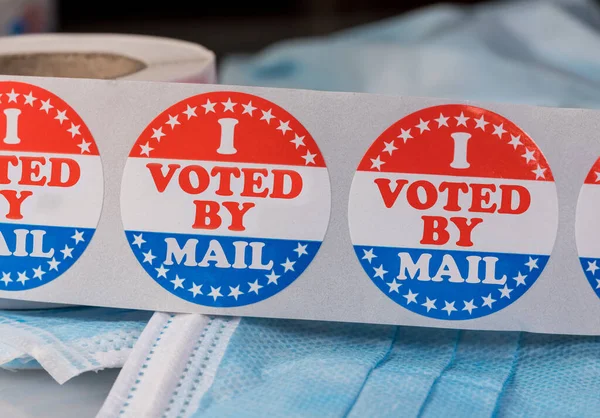 Voté por correo papel pegatina en máscara médica para ilustrar la votación por correo en las elecciones — Foto de Stock