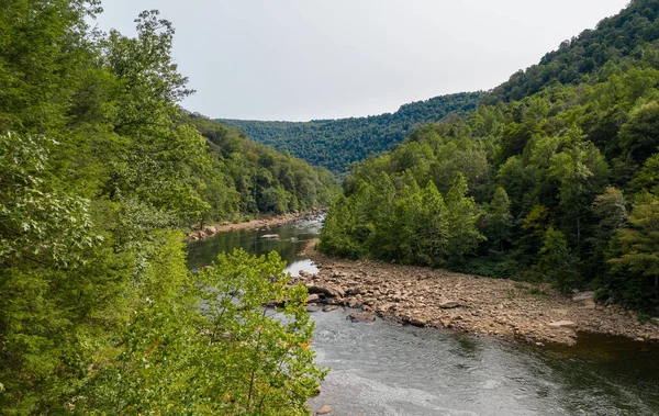 Drone uitzicht op de rivier de Cheat door Jenkinsburg Bridge in de buurt van Morgantown — Stockfoto