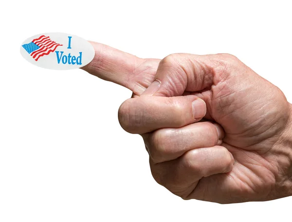 Ik stemde campagne sticker op vinger van senior volwassen hand geïsoleerd tegen wit — Stockfoto