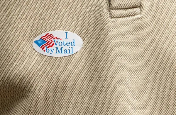 私は選挙でメールで投票を説明するためにシャツの上にメールの紙のステッカーで投票しました — ストック写真