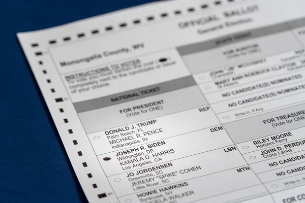 Absent ou courrier sous forme de bulletin de vote pour la Virginie-Occidentale en mettant l'accent sur Biden pour le choix présidentiel — Photo