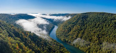 Batı Virginia 'daki Coopers Rock State Park' ın yukarısındaki Aldatmaca Nehri 'nin sonbahar renkleriyle kaplı manzarası.