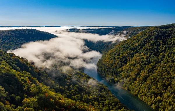 Úzká rokle řeky Cheat proti proudu Coopers Rock State Park v Západní Virginii s podzimními barvami — Stock fotografie