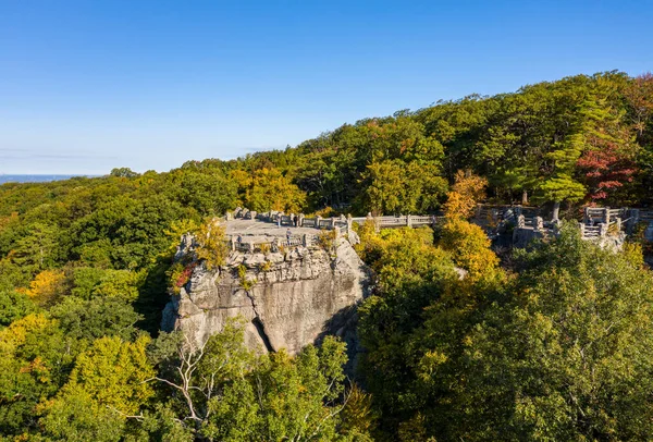 Cooper 'lar Rock Eyalet Parkı Batı Virginia' daki Aldatmaca Nehri 'ne sonbahar renkleriyle bakıyor — Stok fotoğraf