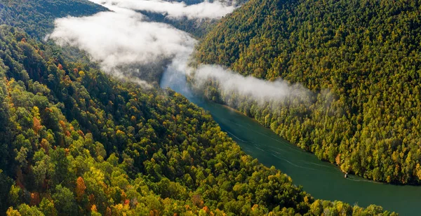 Smalle kloof van de Cheat River stroomopwaarts van Coopers Rock State Park in West Virginia met herfstkleuren — Stockfoto