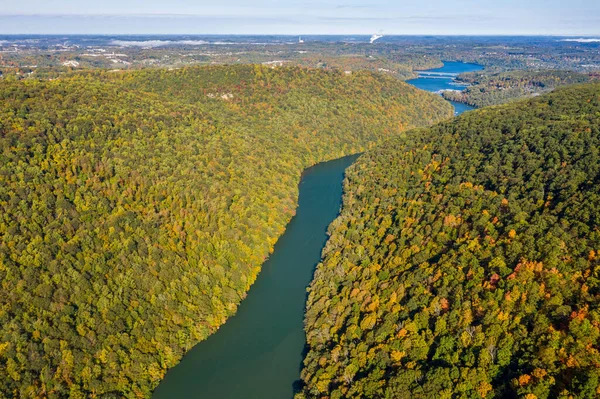 Aldatmaca Nehri 'nin dar boğazı, sonbahar renkleriyle Batı Virginia' daki göle bakıyor. — Stok fotoğraf