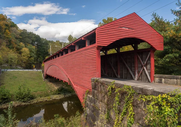 Окритий Барраквілл міст добре зберігся в будівлі Burr Truss в Західній Вірджинії. — стокове фото